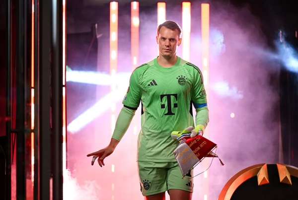 诺伊尔迎德甲第20赛季，追平传奇门神卡恩纪录