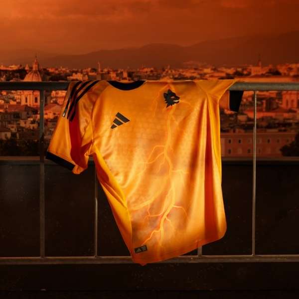 罗马2025-26赛季客场球衣发布：匠心设计致敬忠实球迷