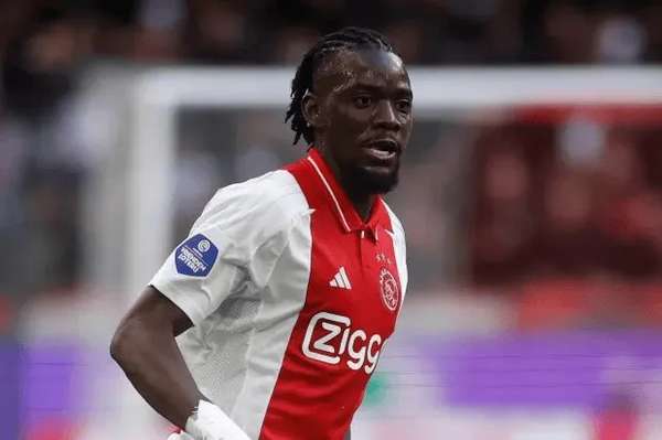 桑德兰压哨完成引援，250万英镑敲定阿贾克斯边锋特劳雷