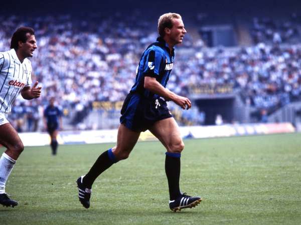 国米致敬传奇！鲁梅尼格70寿辰，蓝黑军团回顾黄金岁月