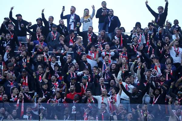 巴黎球迷远征遇阻：深夜大巴抛锚高速路 80人滞留五小时