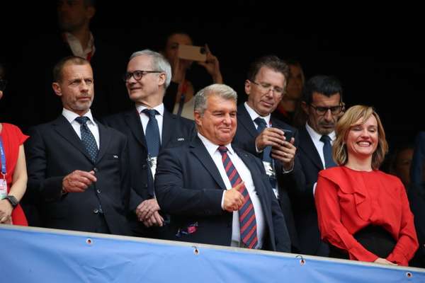 巴萨与欧俱协关系破冰 拉波尔塔获纳赛尔亲邀出席罗马晚宴