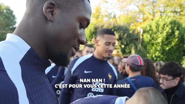 科纳特调侃萨利巴英超夺冠照 法国队友训练场欢乐互动