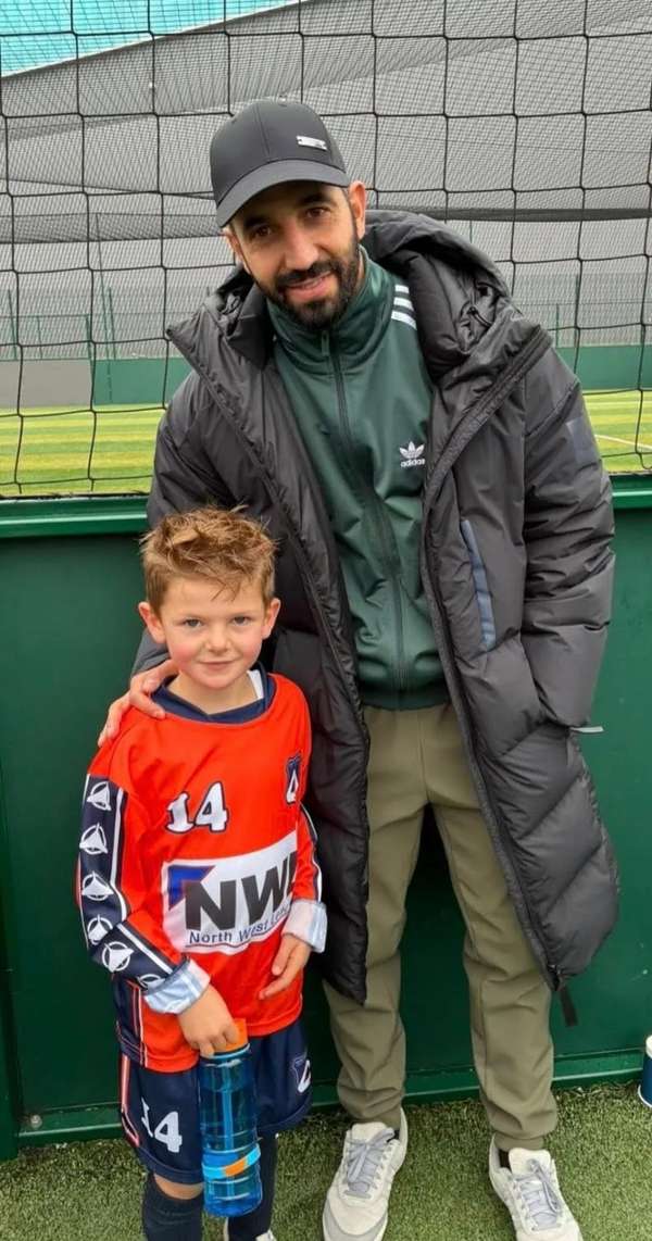 曼联主帅现身青训赛场引关注 阿莫林观战曼市青年联赛