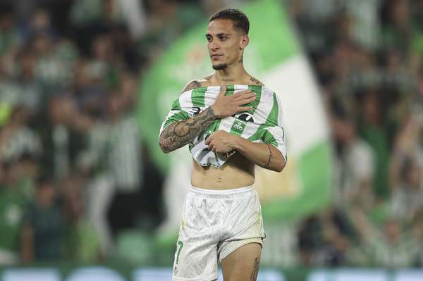 安东尼遭水瓶袭击后发声：赛场暴力零容忍