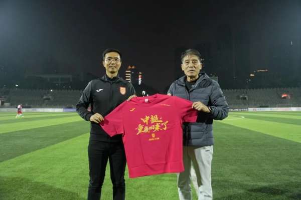 重庆足球薪火相传 铜梁龙赠衣致敬功勋主帅李章洙