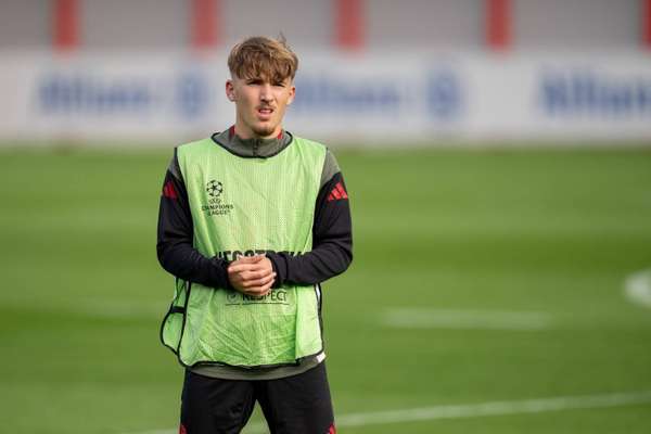 17岁新星卡尔"儿皇梦"风波：续约谈判暗流涌动